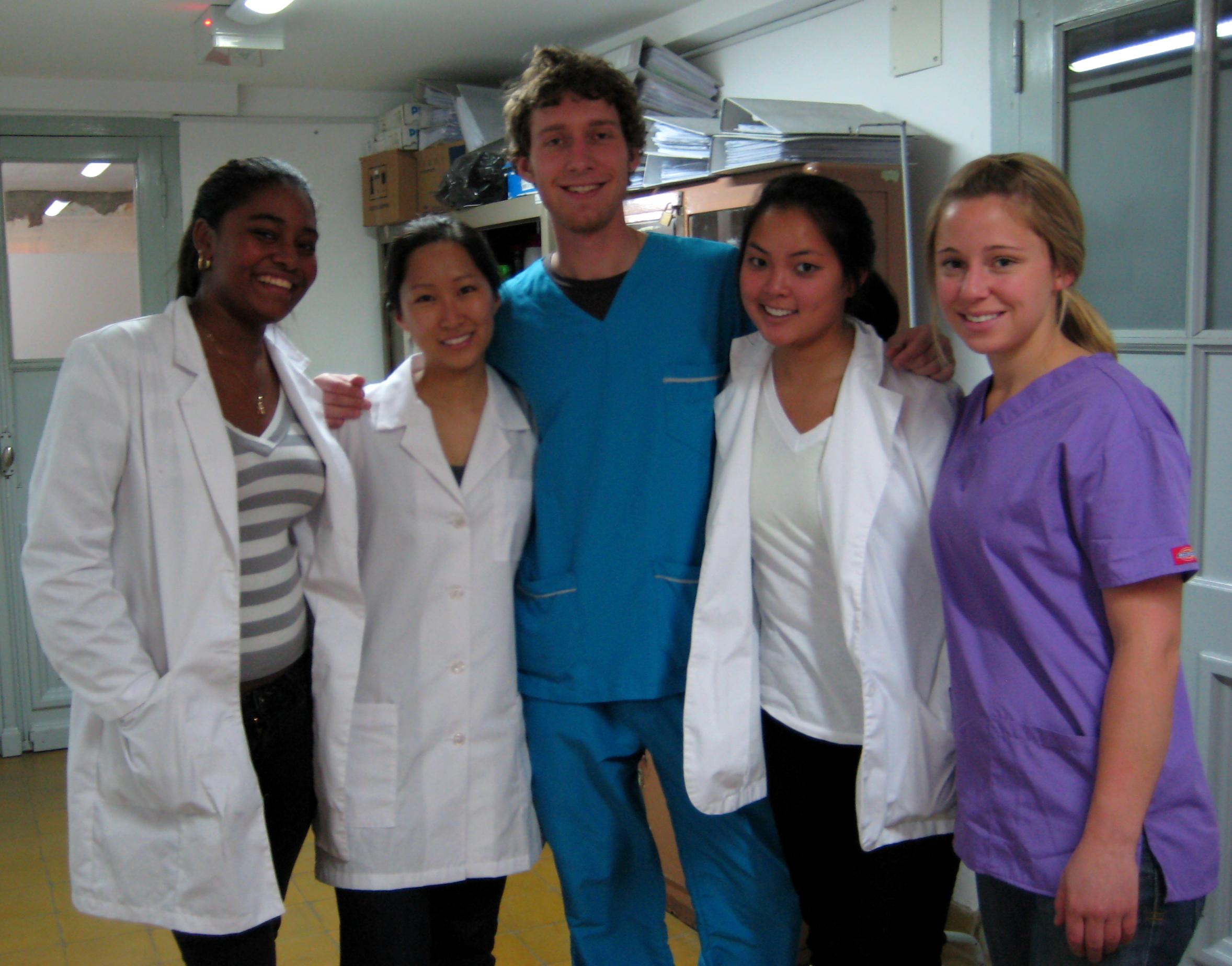 Adolescentes aprendiendo en un hospital durante su voluntariado de medicina en Argentina. Voluntario trabajando en un hospital durante su voluntariado médico para jóvenes en Argentina.